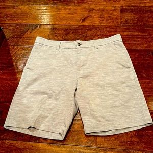 Men’s Callaway light gray shorts, Size 34